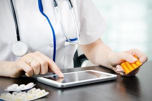 doctor trabajando en una tableta digital