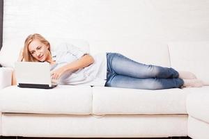 mujer en el sofá con laptop