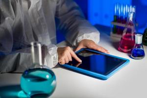 Cerca de científico con tablet pc en laboratorio
