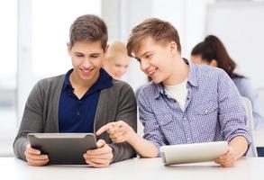 estudiantes que buscan tablet pc en conferencia en la escuela