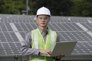 ingenieros asiáticos que comprueban la configuración del panel solar