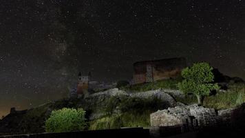 la oscura silueta del castillo medieval hammershus de noche