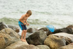 chico en la playa foto