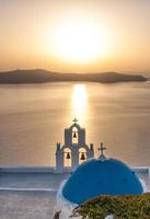 Puesta de sol sobre el mar Egeo, Oia, Santorini, Grecia foto