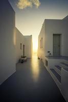 Luz del atardecer entre dos casas en la isla de santorini. Grecia