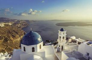 Vista de ángulo alto de las iglesias de cúpula azul de santorini, Grecia
