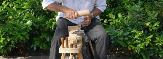 tallador de madera de cerca