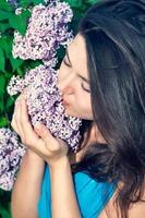 hermosa mujer disfrutando el olor de las flores