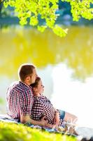 Feliz pareja joven disfrutando de picnic. imagen tonificada