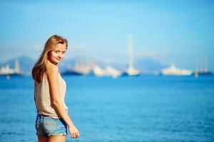 jovencita disfrutando de sus vacaciones junto al mar foto
