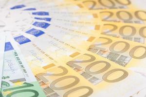 billetes en euros repartidos por el suelo - moneda europea foto
