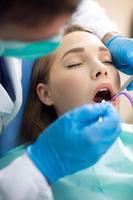 dentista arregla dientes en ambulancia foto