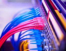 cable de red con fondo de color de alta tecnología