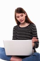 mujer joven con imagen cruzada de comercio electrónico de brazos cruzados de pc