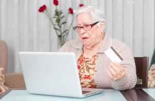 abuela comprando en línea con tarjeta de crédito foto