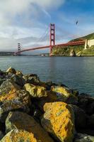 Golden Gate Bridge en San Francisco en la mañana después del amanecer