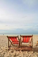silla de parejas playa en la playa foto