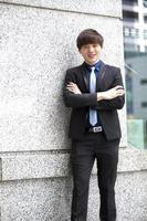 Retrato sonriente ejecutivo de negocios masculino asiático joven foto