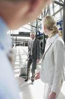 Alemania, Leipzig-Halle, gente de negocios del aeropuerto con maleta