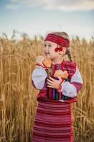 niño en traje nacional ucraniano