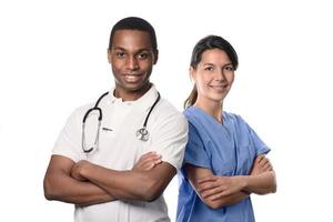 médico africano con una enfermera sonriente foto