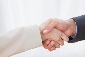 acercamiento a socios dándose la mano