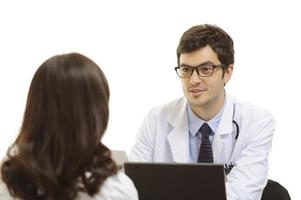 doctor en medicina contando buenas noticias a un paciente