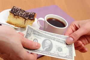 Pagar tarta de queso y café en la cafetería, concepto de finanzas foto