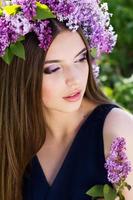 hermosa chica con corona de flores lilas foto