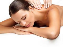 masaje. primer plano de una bella mujer recibiendo tratamiento de spa foto