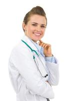 Retrato de mujer sonriente médico