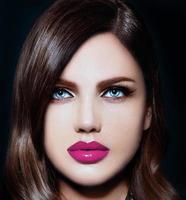 Closeup retrato de mujer hermosa modelo con labios naturales rosados