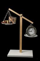 reloj y moneda el tiempo es dinero concepto