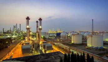 refinería de petróleo en el crepúsculo foto