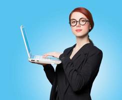 mujeres de negocios sorprendidos con laptop foto