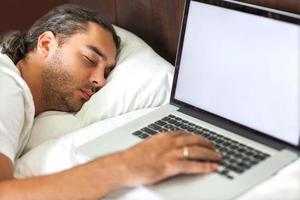 hombre independiente con laptop en la mañana su cama emocionalmente