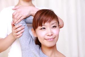 joven japonesa recibiendo quiropráctica foto