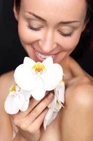 mujeres de belleza natural con orquídea