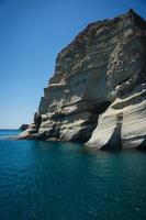 pintoresco paisaje marino y rocas blancas en kleftiko, milos, gr foto