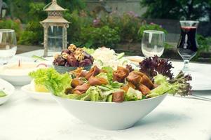 comida árabe de fattoush, dátiles, jalab servido en ramadan foto