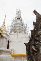 pagoda blanca en el templo foto
