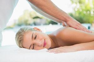 mujer que recibe masaje de espalda en el spa center
