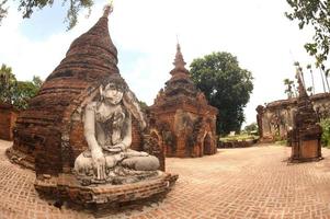Yadana hsemee pagoda complex en myanmar.