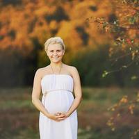 joven mujer embarazada caucásica foto