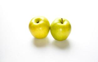 dos manzanas golden delicious en el mostrador blanco