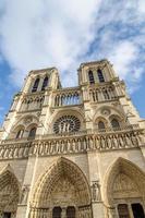 Notre Dame en París, con un cielo dramático en el fondo