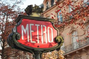 Señal de metro en París - horizontal, primer plano foto