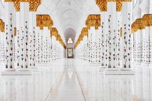 Interiors of Sheikh Zayed Mosque, Abu Dhabi photo