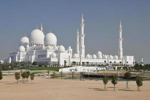 Mezquita Sheikh Zayed blanca en Abu Dhabi