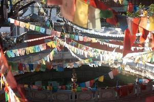 Banderas de oración budista tibetana en el templo chino. foto